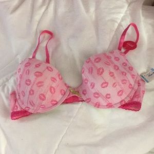 Pink lip kisses bra